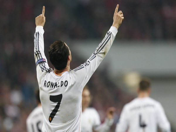 Ronaldo lập cú đúp: Các trận cầu để đời rúng động thế giới