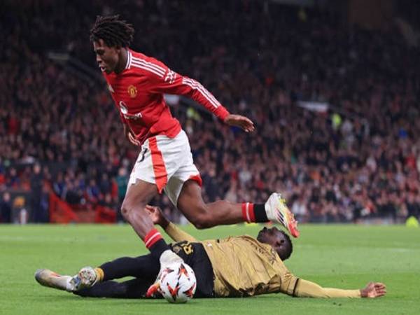 Sự trỗi dậy của các tài năng trẻ đe dọa vị trí Luke Shaw