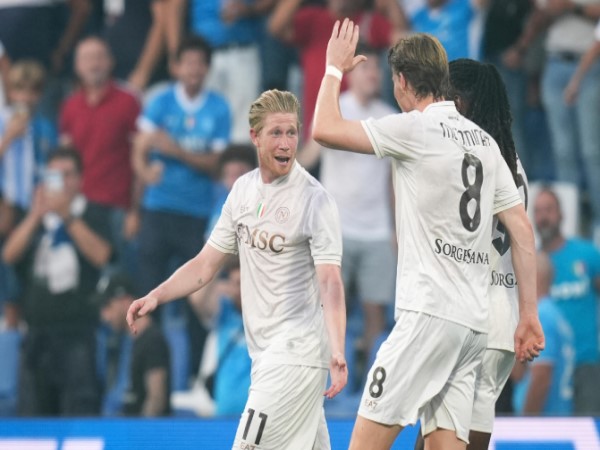 BĐ Ý: Napoli thăng hoa cùng De Bruyne, Milan lao đao