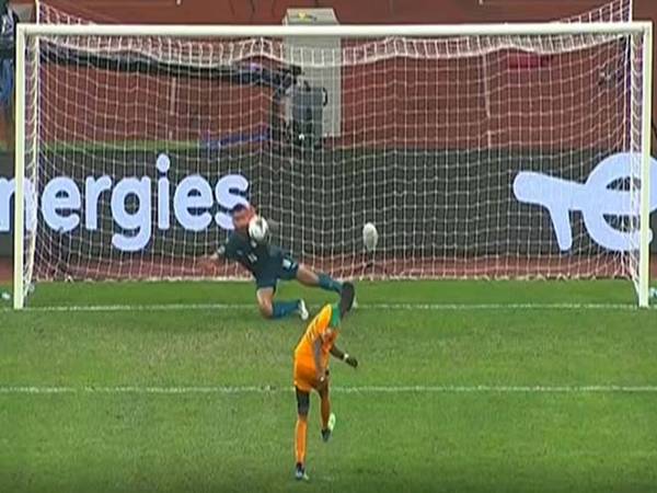 Bí kịp thực hiện cách sút penalty hiệu quả, thành công
