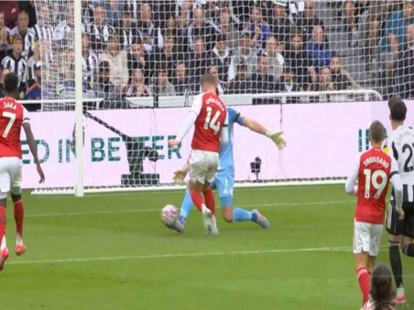 Bóng đá Anh: Howard Webb ủng hộ VAR hủy phạt đền Arsenal