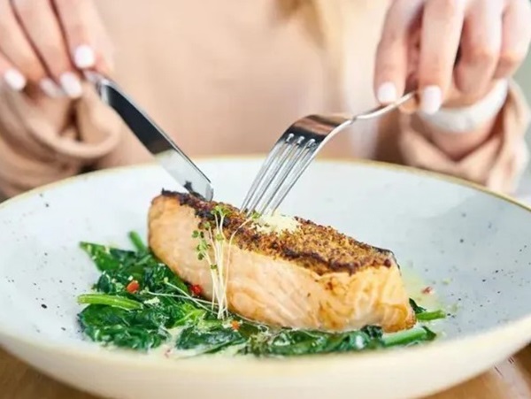 Mơ thấy ăn cá là điềm gì, báo mộng điều gì sắp đến?