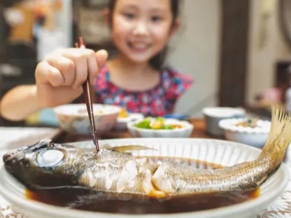 Mơ thấy ăn cá là điềm gì, báo mộng điều gì sắp đến?