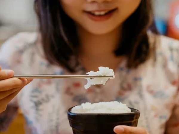 Mơ thấy ăn cơm là điềm gì, số mấy phát tài phát lộc?