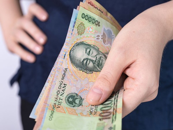 Nằm mơ thấy người lạ cho tiền là điềm gì, đen hay đỏ?