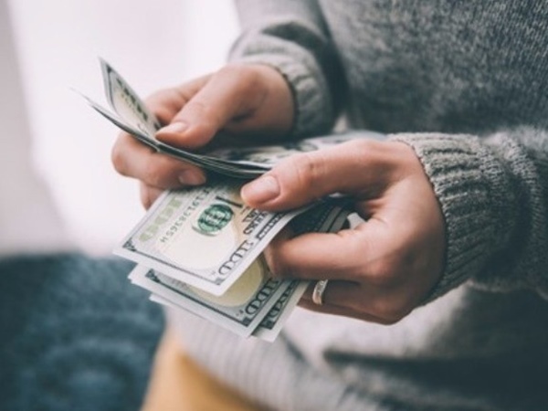 Nằm mơ thấy người lạ cho tiền là điềm gì, đen hay đỏ?