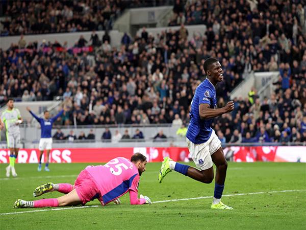 Hàng thủ Man City mất tổ chức hoàn toàn